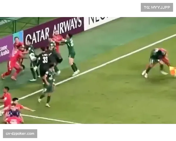 塞维利亚德比中断15分钟 球迷投掷水瓶引发混乱